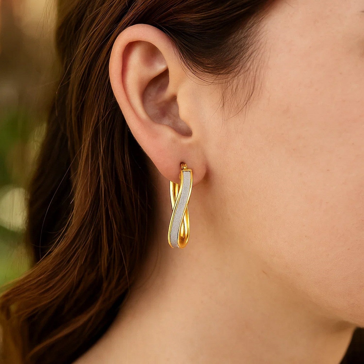Oval Hoop Twist Glittery in 14K Two-Tone Gold