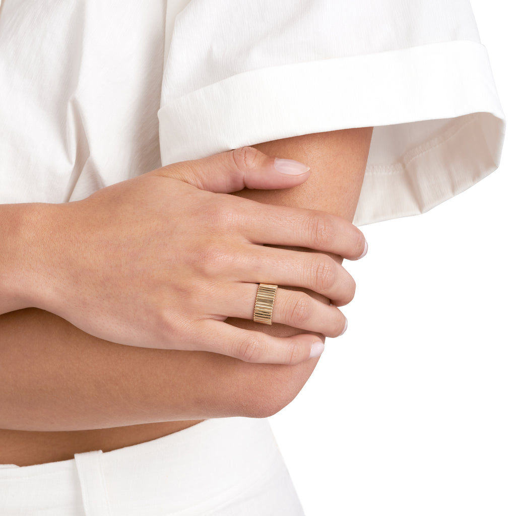 Ribbed Cigar Wide Band Ring — MOD1
